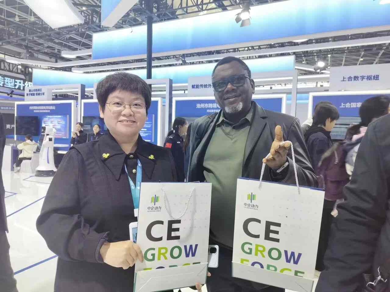 数博会圆满落幕,中企动力荣获「数字服务创新奖」,稳占大会C位!(图9) 数博会圆满落幕,中企动力荣获「数字服务创新奖」,稳占大会C位!(图9)